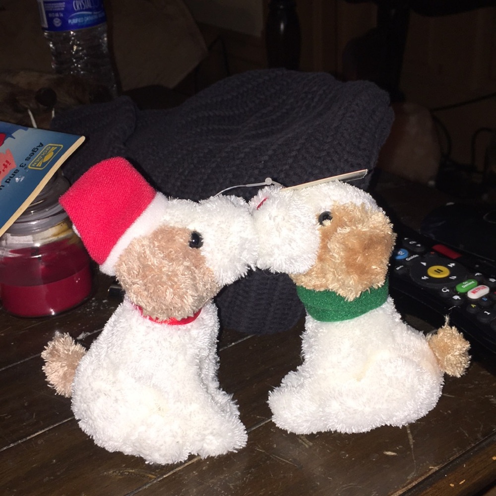 Mini kiss kiss puppies NWT hallmark Christmas 🎄